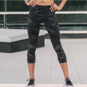 Zyia Forest Camo Luxe High Rise Capri Leggings 6-8